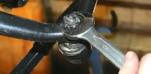 Как заменить наконечники рулевых тяг автомобиля УАЗ Патриот