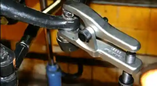 Как заменить наконечники рулевых тяг автомобиля УАЗ Патриот