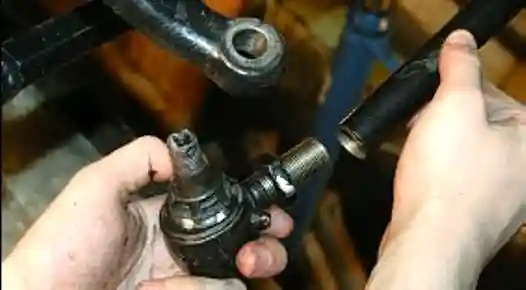 Как заменить наконечники рулевых тяг автомобиля УАЗ Патриот