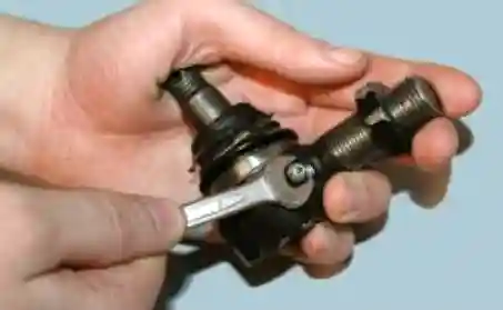 Как заменить наконечники рулевых тяг автомобиля УАЗ Патриот