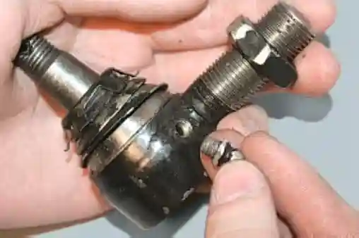 Как заменить наконечники рулевых тяг автомобиля УАЗ Патриот