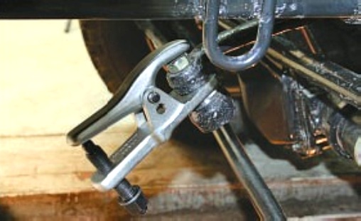 Как заменить наконечники рулевых тяг автомобиля УАЗ Патриот