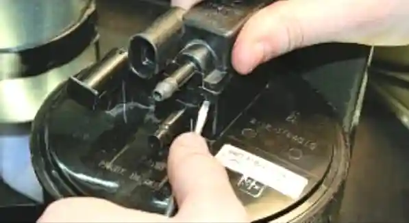 Снятие и установка адсорбера и клапана продувки