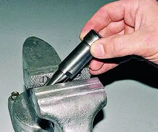 Снятие и установка гидравлических натяжителей цепей ЗМЗ-409