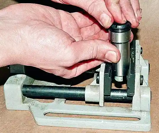 Снятие и установка гидравлических натяжителей цепей ЗМЗ-409