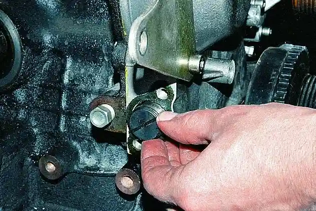 Снятие и установка гидравлических натяжителей цепей ЗМЗ-409