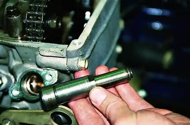 Снятие и установка гидравлических натяжителей цепей ЗМЗ-409