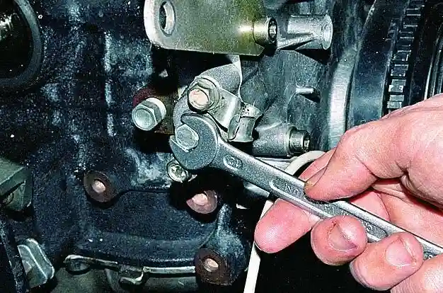 Снятие и установка гидравлических натяжителей цепей ЗМЗ-409