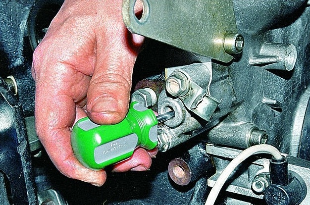 Removing and installing ZMZ-409 hydraulic chain tensioners 