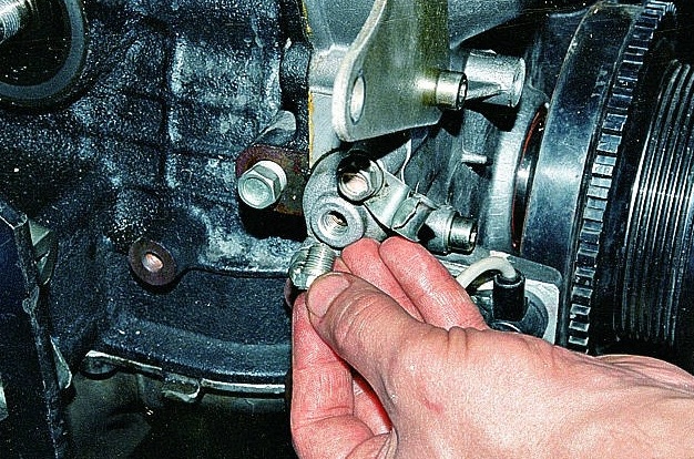 Removing and installing ZMZ-409 hydraulic chain tensioners