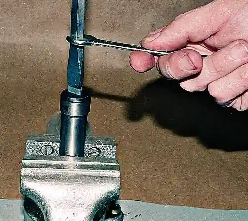 Снятие и установка гидравлических натяжителей цепей ЗМЗ-409