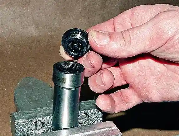 Снятие и установка гидравлических натяжителей цепей ЗМЗ-409