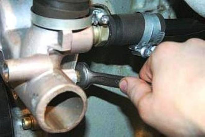 Repair of ZMZ-409 cooling system pump