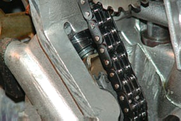 Removing and installing ZMZ-409 hydraulic chain tensioners