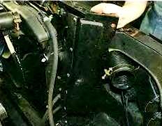 Retirar el radiador y la válvula reductora de presión del UAZ Sistema de aceite Patriot