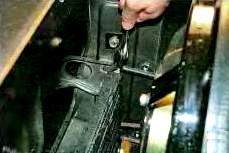 Retirar el radiador y la válvula reductora de presión del UAZ Sistema de aceite Patriot