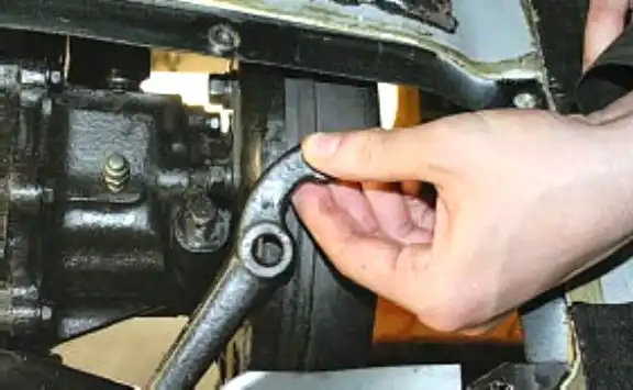Снятие и установка элементов стояночного тормоза УАЗ Патриот