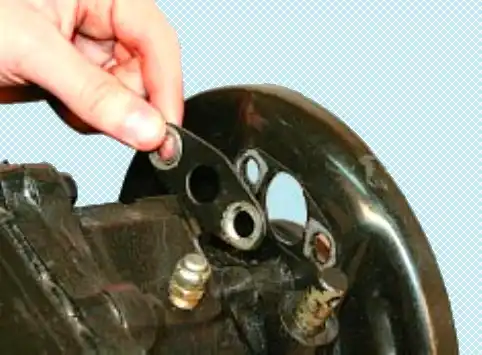 Снятие и установка элементов стояночного тормоза УАЗ Патриот