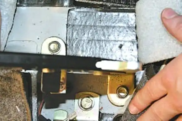 Снятие и установка элементов стояночного тормоза УАЗ Патриот