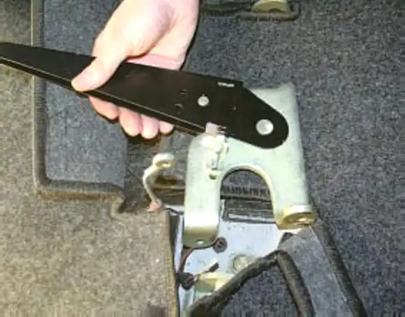 Снятие и установка элементов стояночного тормоза УАЗ Патриот