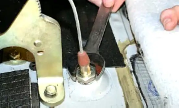 Снятие и установка элементов стояночного тормоза УАЗ Патриот