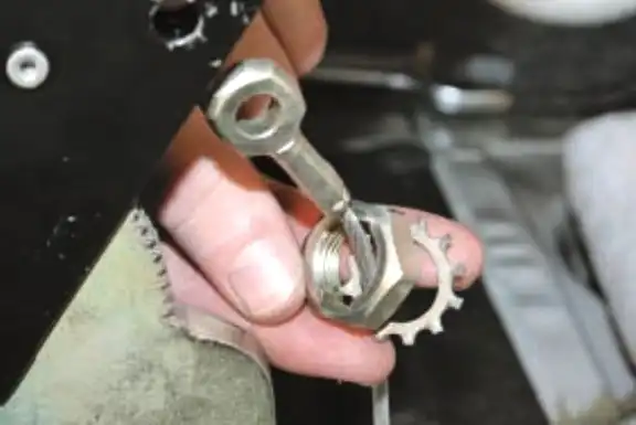 Снятие и установка элементов стояночного тормоза УАЗ Патриот