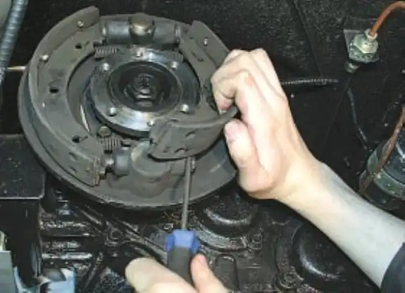 Снятие и установка элементов стояночного тормоза УАЗ Патриот