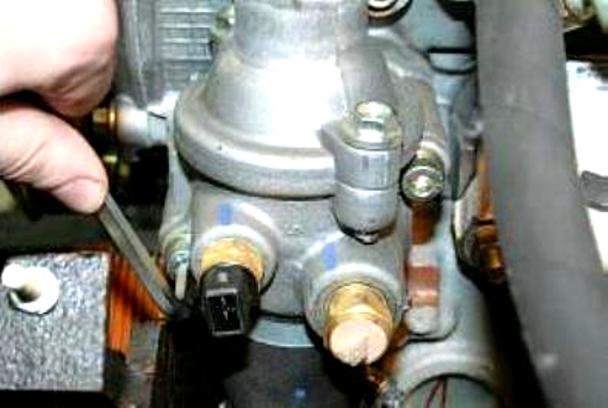 Retirar y revisar el termostato del motor ZMZ-409