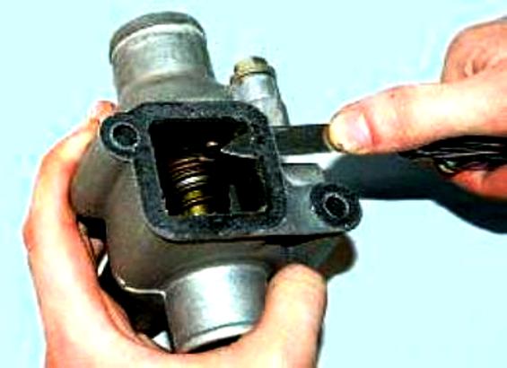 Снятие и проверка термостата двигателя ЗМЗ-409