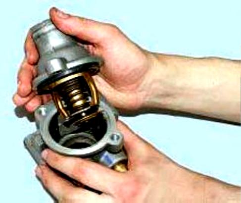 Снятие и проверка термостата двигателя ЗМЗ-409