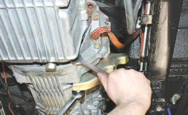 Снятие и установка коробки передач автомобиля УАЗ Патриот