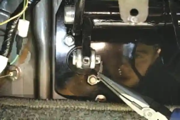 Замена главного цилиндра привода выключения сцепления УАЗ Патриот