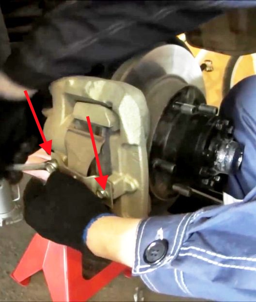 Как заменить тормозные колодки переднего колеса УАЗ Патриот
