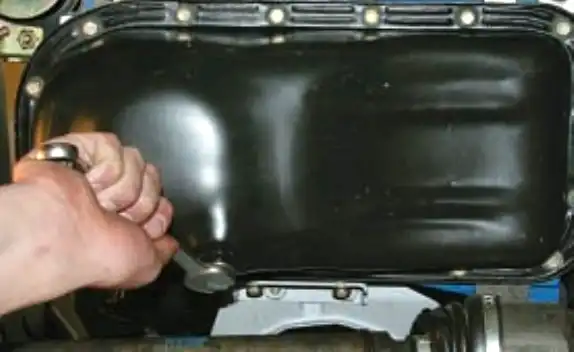 Замена масла в двигателе и масляного фильтра Лада Приора