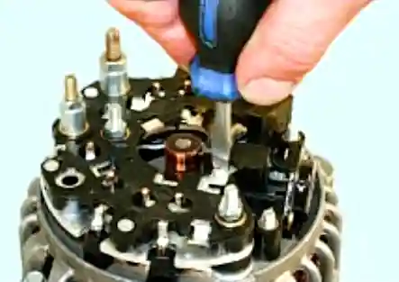 Снятие и установка генератора, проверка щеток и регулятора напряжения Лада Приора