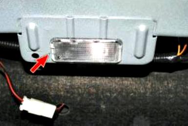 Замена лампы освещения багажника