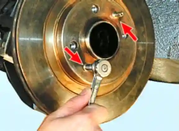 Ремонт тормозного механизма передних колес Лада Приора
