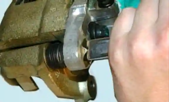 Ремонт тормозного механизма передних колес Лада Приора