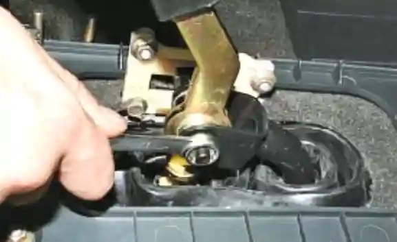 Снятие и разборка привода управления КПП Лада Приора