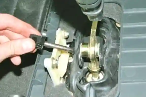 Снятие и разборка привода управления КПП Лада Приора