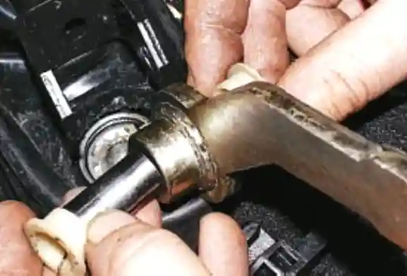 Снятие и разборка привода управления КПП Лада Приора