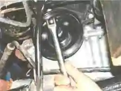 Gire el cigüeñal en el sentido de las agujas del reloj con el perno 