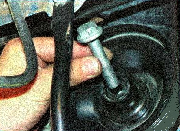 Einstellen des Kolbens des ersten Zylinder auf den oberen Totpunkt des Renault Logan Kompressionshubs