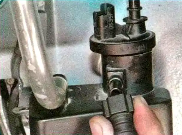 Replacing Renault Logan Evaporative Emission System Canister Replacing Renault Logan Evaporative Emission System Canister