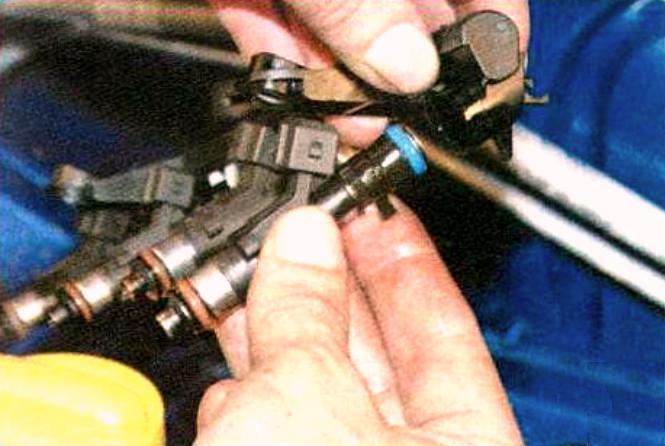 Checking, removing and installing Renault Logan fuel injectors