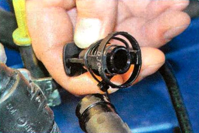 Removing and installing Renault Logan fuel rail