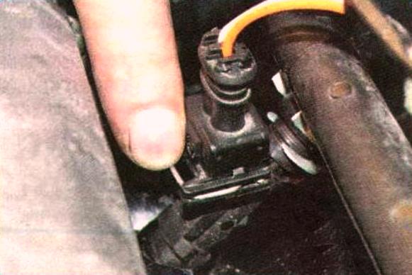 Removing and installing Renault Logan fuel rail