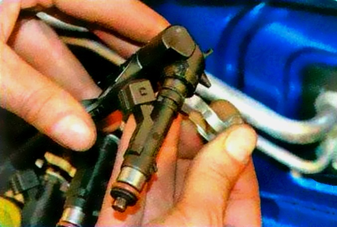 Checking, removing and installing Renault Logan fuel injectors