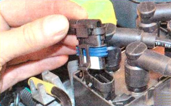 Compression test in Renault Logan engine cylinders