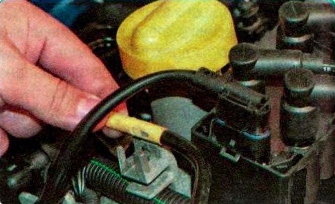 Замена прокладки крышки головки блока цилиндров Renault Logan